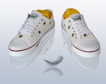 Bee decorated low top sneakers.