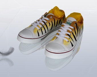 Tiger print low top sneakers