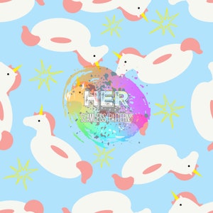 Puede incluir: Un patrón sin costuras con flotadores de piscina de unicornio blancos con orejas rosas y cuernos amarillos sobre un fondo azul claro. El patrón también incluye estrellas amarillas. El texto "HER SEAMLESS PATTERNS" está escrito en una fuente arcoíris sobre un fondo de acuarela colorido.
