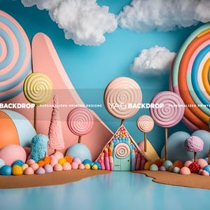 Puede incluir: Un telón de fondo caprichoso con un paisaje de temática de dulces con árboles de piruletas coloridos, una casa de dulces y un cielo azul con nubes esponjosas. El telón de fondo es perfecto para una fiesta de cumpleaños infantil o una sesión de fotos.