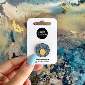 Könnte beinhalten: Runder Emaille-Pin mit einem Mastzellen-Design, gelbem Zentrum und blauem Rand. Der Pin befindet sich auf einer weißen Rückkarte mit dem Text "SCIENCE SCRIBBLES" sowie der URL und dem Instagram-Handle des Etsy-Shops.