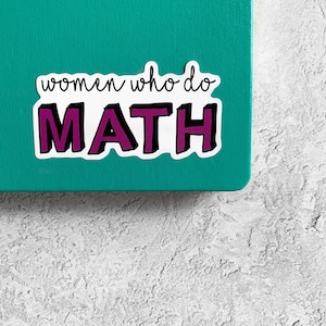 Può includere: Un quaderno turchese con un adesivo bianco che dice "women who do MATH" in lettere nere e rosa.