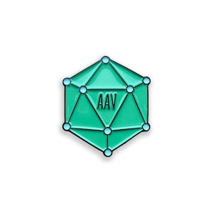 Könnte beinhalten: Ein türkisgrüner Emaille-Pin in Form einer geometrischen Figur mit den Buchstaben "AAV" in der Mitte. Der Pin hat einen schwarzen Umriss und hellblaue Akzente an den Ecken und Kanten.
