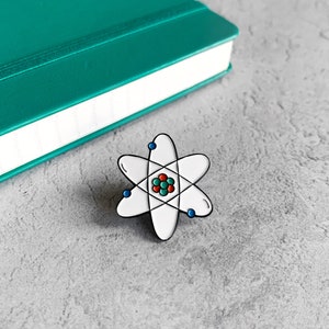 Rutherford Atomic Model Soft Enamel Pin Anstecker - Weiß, Blau, Grün & Rot
