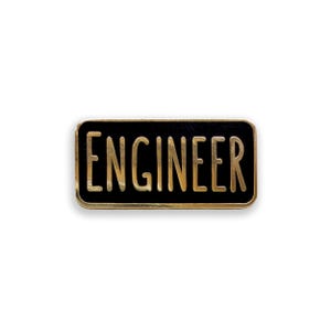 Peut inclure: Une épinglette rectangulaire en émail avec un fond noir et une bordure dorée. Le mot ENGINEER est écrit en lettres capitales dorées au centre de l'épinglette. L'objet présente des coins arrondis et une finition lisse et polie.