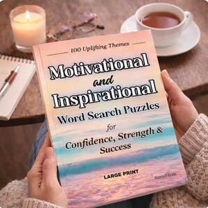 Może przedstawiać: Osoba trzyma książkę zatytułowaną "Motivational and Inspirational Word Search Puzzles". Okładka jest r&oacute;żowa i ż&oacute;łta z czarnym tekstem. Zapalona świeca, okulary i filiżanka herbaty są widoczne w tle na drewnianej powierzchni.