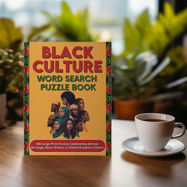 K&ouml;nnte beinhalten: Ein "Black Culture Word Search Puzzle Book" mit gelbem Cover und einer Gruppe verschiedener Menschen. Das Buch liegt auf einem Holztisch neben einer wei&szlig;en Kaffeetasse und Untertasse. Auf dem Buchcover steht "100 Gro&szlig;druck-Puzzles zur Feier des afrikanischen Erbes, der Black History & der globalen Diaspora-Kultur."
