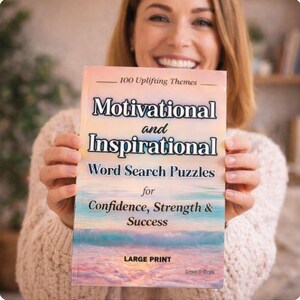 Może przedstawiać: Prezentowana jest książka zatytułowana "Motivational and Inspirational Word Search Puzzles". Okładka zawiera tekst czcionką szeryfową, ze słowami "Confidence, Strength & Success" poniżej. Tło ma akwarelowy wz&oacute;r z odcieniami niebieskiego, r&oacute;żowego i pomarańczowego.
