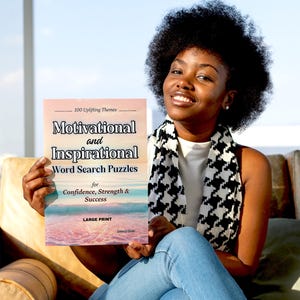 Może przedstawiać: Pokazano książkę zatytułowaną "Motivational and Inspirational Word Search Puzzles". Okładka przedstawia scenę na plaży z tekstem "100 Uplifting Themes" i "for Confidence, Strength & Success". Widoczne są r&oacute;wnież słowa "LARGE PRINT".