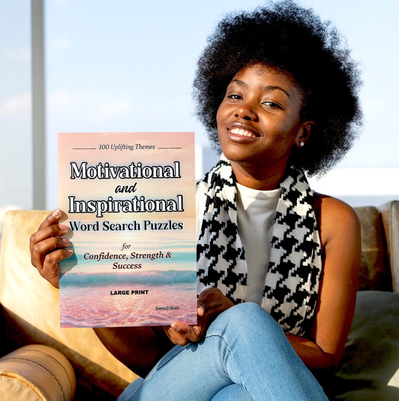 Może przedstawiać: Pokazano książkę zatytułowaną "Motivational and Inspirational Word Search Puzzles". Okładka przedstawia scenę na plaży z tekstem "100 Uplifting Themes" i "for Confidence, Strength & Success". Widoczne są r&oacute;wnież słowa "LARGE PRINT".