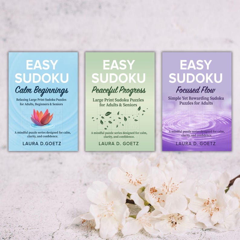 Op de afbeelding: Drie sudoku-puzzelboeken met de titels "Calm Beginnings", "Peaceful Progress" en "Focused Flow". Elk boek heeft een uniek kleurenschema en ontwerp, met tekst en bloemmotieven. De auteur is Laura D. Goetz.