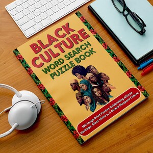 K&ouml;nnte beinhalten: Ein "Black Culture Word Search Puzzle Book" mit gelbem Einband. Der Titel ist in gro&szlig;en roten Buchstaben gehalten. Das Cover zeigt Illustrationen verschiedener Menschen. Das Buch enth&auml;lt den Text "100 Large-Print Puzzles Celebrating African Heritage, Black History, & Global Diaspora Culture."