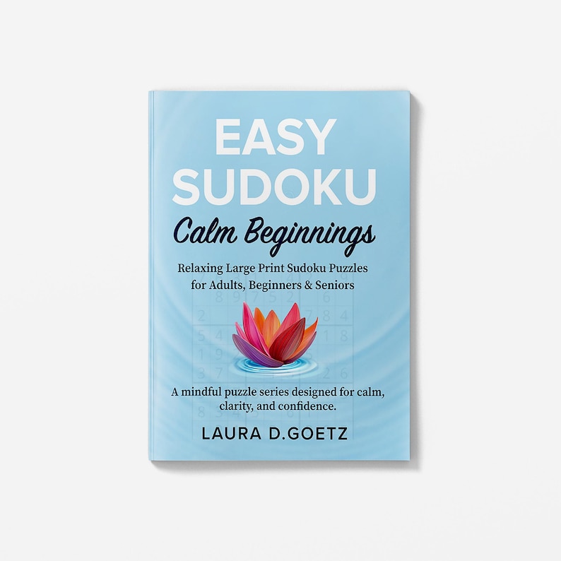 Op de afbeelding: Een lichtblauw boek met de titel "EASY SUDOKU Calm Beginnings" met een lotusbloemafbeelding. De omslag bevat de tekst "Relaxing Large Print Sudoku Puzzles for Adults, Beginners & Seniors" en de naam van de auteur, Laura D. Goetz.