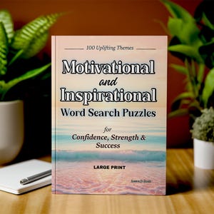 Może przedstawiać: Książka zatytułowana "Motivational and Inspirational Word Search Puzzles" z tekstem "100 Uplifting Themes" i "for Confidence, Strength & Success". Okładka przedstawia scenę na plaży z dużym nadrukiem. Notatnik i długopis znajdują się na pierwszym planie.