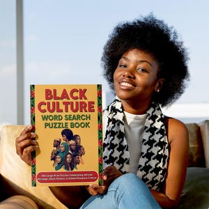 K&ouml;nnte beinhalten: Eine Person h&auml;lt ein "Black Culture Word Search Puzzle Book". Das Buchcover ist gelb mit roten und gr&uuml;nen Akzenten und zeigt Illustrationen verschiedener Gesichter. Der Titel des Buches ist in fetten roten Buchstaben gehalten.