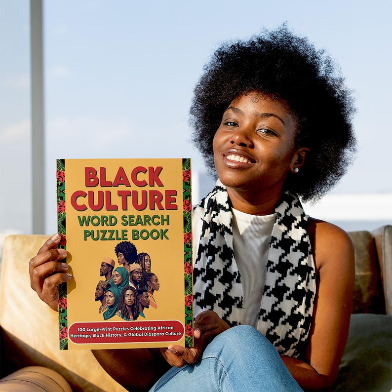 K&ouml;nnte beinhalten: Eine Person h&auml;lt ein "Black Culture Word Search Puzzle Book". Das Buchcover ist gelb mit roten und gr&uuml;nen Akzenten und zeigt Illustrationen verschiedener Gesichter. Der Titel des Buches ist in fetten roten Buchstaben gehalten.