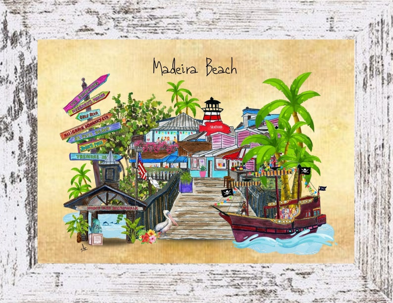 Puede incluir: Una ilustraci&oacute;n de acuarela de Madeira Beach, Florida, con un barco pirata, palmeras, un faro y un paseo mar&iacute;timo con tiendas y restaurantes. El texto "Madeira Beach" est&aacute; escrito en la parte superior de la imagen.