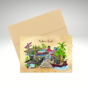 Puede incluir: Una ilustraci&oacute;n de estilo vintage de Madeira Beach, Florida, con un faro, palmeras, un barco pirata y un paseo mar&iacute;timo de madera. La ilustraci&oacute;n est&aacute; sobre un fondo beige con un borde marr&oacute;n.