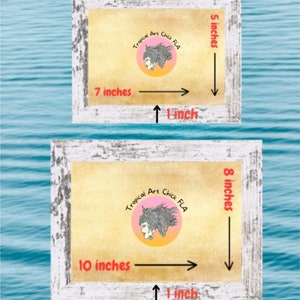 Puede incluir: Dos impresiones enmarcadas de una ilustraci&oacute;n colorida de la cara de una mujer con el texto "Tropical Art Chick FLA". La impresi&oacute;n m&aacute;s peque&ntilde;a mide 7 pulgadas de ancho por 5 pulgadas de alto. La impresi&oacute;n m&aacute;s grande mide 10 pulgadas de ancho por 8 pulgadas de alto.