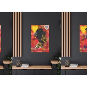 Pode incluir: Tr&ecirc;s obras de arte emolduradas. A primeira apresenta um design geom&eacute;trico amarelo e branco. A segunda retrata o perfil de uma mulher com um len&ccedil;o na cabe&ccedil;a. A terceira mostra uma pessoa com uma roupa rosa e roxa. Todos t&ecirc;m um fundo vermelho e amarelo.