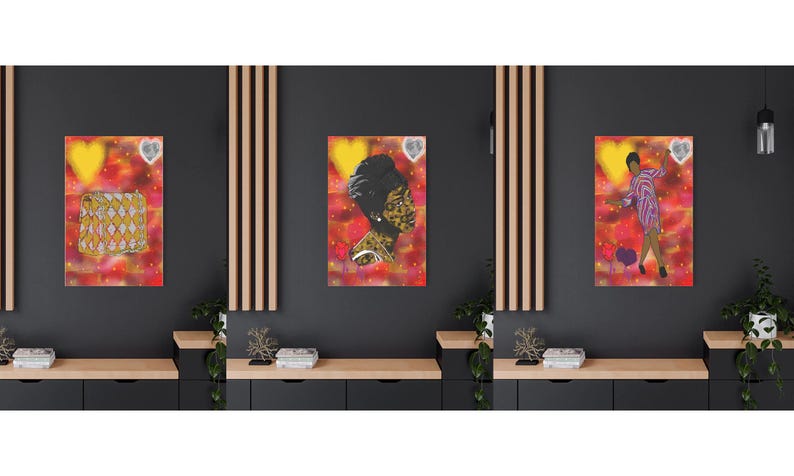 Pode incluir: Tr&ecirc;s obras de arte emolduradas. A primeira apresenta um design geom&eacute;trico amarelo e branco. A segunda retrata o perfil de uma mulher com um len&ccedil;o na cabe&ccedil;a. A terceira mostra uma pessoa com uma roupa rosa e roxa. Todos t&ecirc;m um fundo vermelho e amarelo.