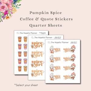 Pu&ograve; includere: Tre fogli di adesivi con disegni a tema zucca e spezie. Il primo foglio ha nove adesivi di tazze da caff&egrave; con disegni di latte alla zucca e spezie. Il secondo foglio ha quattro adesivi con il testo "spice girl" in un font retr&ograve;. Il terzo foglio ha nove adesivi di una ragazza dei cartoni animati che tiene un latte alla zucca e spezie e una zucca.