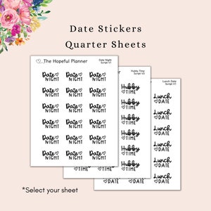 Może przedstawiać: Trzy arkusze naklejek z różnymi wzorami. Pierwszy arkusz zawiera tekst "Date Night" powtórzony dziewięć razy. Drugi arkusz zawiera tekst "Hubby Time" powtórzony sześć razy. Trzeci arkusz zawiera tekst "Lunch Date" powtórzony sześć razy.