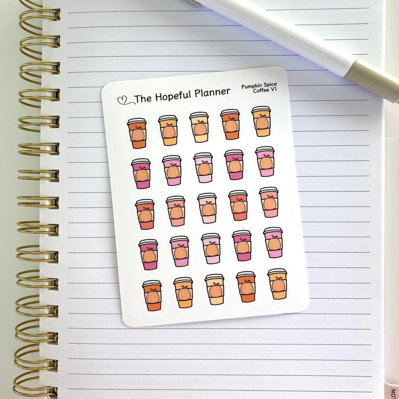 Pu&ograve; includere: Un foglio di adesivi con 20 tazze di caff&egrave; alla zucca speziata illustrate in diverse tonalit&agrave; di arancione, rosa e giallo. Gli adesivi sono etichettati "The Hopeful Planner Pumpkin Spice Coffee V1".