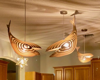 Lámpara de araña de luz colgante de madera de 39-50", lámpara colgante, techo de luminaria, iluminación de guardería, regalo de inauguración de la casa de madera, kit de bricolaje ballena de madera