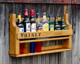 Gepersonaliseerde Whiskey plank. Flessenrek voor minibar van massief hout. Inwijdingsfeest cadeau. Houten wijnrek voor flessen en glazen Hangend flessenrek
