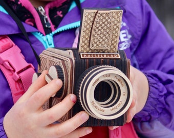 Hasselblad - Kinder Kamera. Personalisiertes Kleinkind Geschenk. Pretend Play Fotokamera. Holzspielzeug. Fantasievolles Spiel. Waldorf Montessori