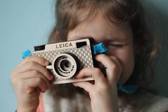 Macchina fotografica giocattolo in legno per bambini Leica. Regalo