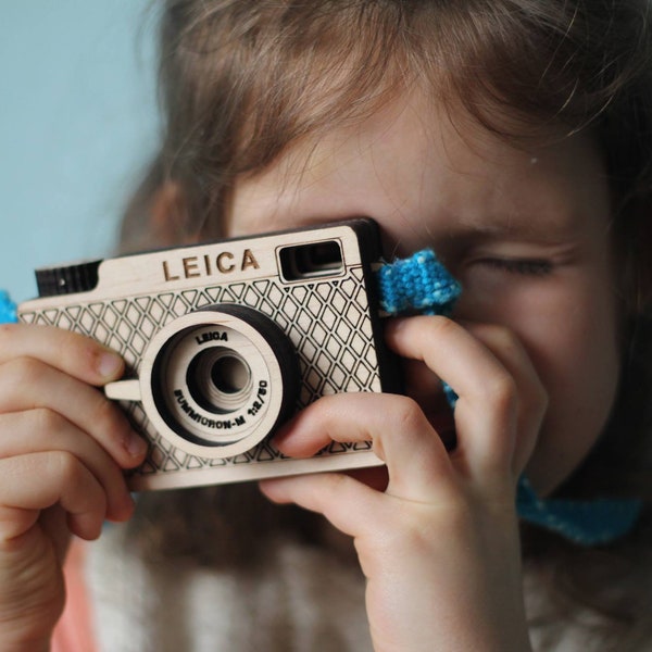 Child's Wooden Toy Camera "Leica". Personalized Gift for Kids. Baby toy camera wood. Safe Wooden Toys. Kids Pretend Play. Imaginative play.