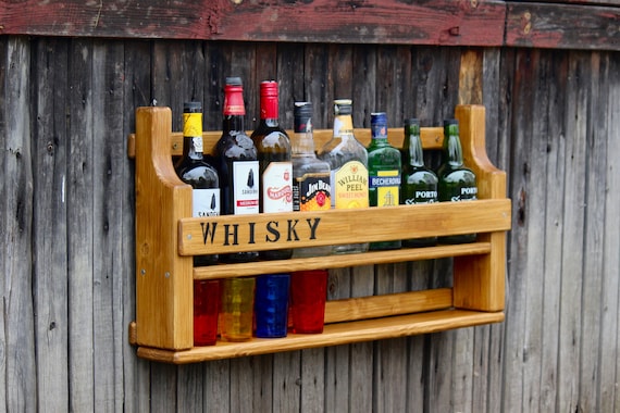 Scaffale Whisky personalizzato. Portabottiglie frigo bar in legno massello.  Regalo di inaugurazione della casa. Scaffale vino in legno per bottiglie e  bicchieri Portabottiglie sospeso -  Italia
