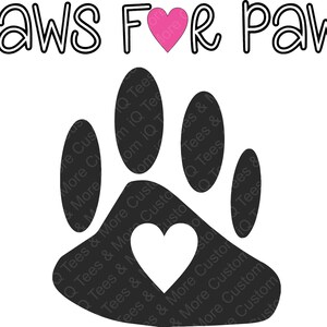 以下が含まれることがあります： 中央にピンクのハート、その上に「Maws For Paws」というテキストが書かれた黒い足跡のイラスト