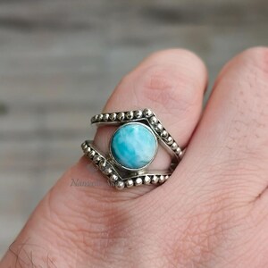 Anillo de plata de ley con larimar, gema azul de 9 mm, estilo bohemio, elaborado de forma ética.