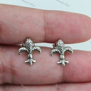 Pendientes de flor de lis, minimalistas de plata de ley 925, delicados pendientes de flor de lis real, pequeños postes de flor de lis de plata, regalo para ella