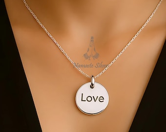 Collar con nombre grabado en plata de ley y dije redondo personalizado.