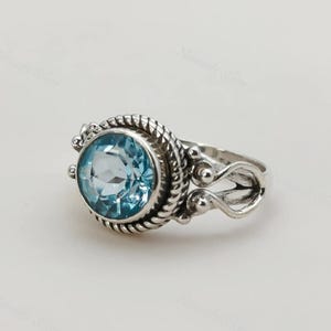 Anello con topazio blu, anello con promessa in argento sterling 925, pietra preziosa rotonda con topazio naturale, gioielli boho fatti a mano, regalo con pietra portafortuna di dicembre