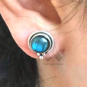 Pendientes de labradorita, hechos a mano en plata de ley 925, con postes redondos. Regalo ideal.