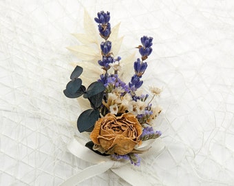 Suszona róża, ogon króliczka, mała stokrotka, lawenda, eukaliptus, limonium, butonierka