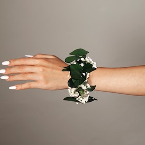 Baby&#39;s Breath + Eucalyptus Corsage
