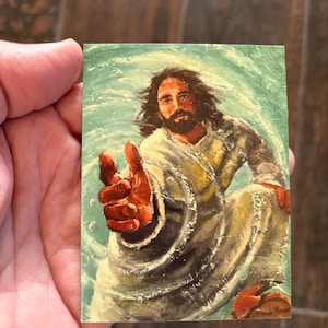 Boven het water-gebedskaarten met reddende Jezus die naar je reikt, beterschapscadeaus, retraitekaarten, cadeaus voor parochianen, gebedskaarten