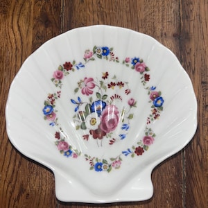 Wunderschöne Vintage LEC LeClair Limoges Porzellan Schmuck Trinket Dish 5 &quot;x 5,5&quot; Shell SeaShell geformt mit Blumen, Rosen, rosa, blau, rot, grün