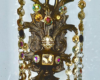Atrapasueños de pared ecléctico vintage hecho a mano en tono dorado, cristal champán, AB, ámbar y transparente + prismas de vidrio con cadena de enlace en tono dorado.