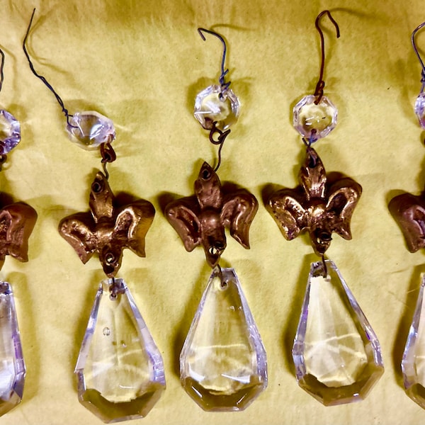 UN rehausseur de lustre vintage super rare avec perle de bijou de 3/8" et métal de 7/8" estampillé Fleur de lis ? & Prismes de cristaux pendentif pendentif 1,5"