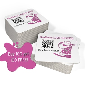 Könnte beinhalten: Ein Stapel quadratischer weißer Untersetzer mit einem rosa Cowboy-Stiefel- und Hut-Design, auf denen der Text "Heather's LAST RODEO" und "Buy her a drink!" aufgedruckt ist. Ein rosa Spritzer-Grafik lautet "Buy 100 get 100 FREE!"