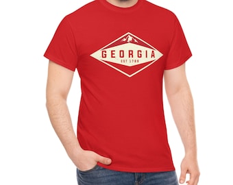 La camisa vintage de Georgia está diseñada para cada ocasión. El diseño es angustiado haciendo que tenga un aspecto retro. Esto será un gran regalo.