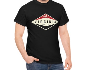 La chemise vintage Virginia est stylisée pour chaque occasion. Le design est en détresse ce qui lui donne un look rétro. Cela fera un grand cadeau.