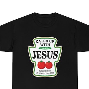 Puede incluir: Camiseta negra con un diseño de botella de ketchup blanco que dice "Catch Up With Jesus" e incluye el versículo bíblico "Salmo 37:4" y dos tomates rojos. El texto debajo de los tomates dice "Blessed From My Head To-Ma-Toes."